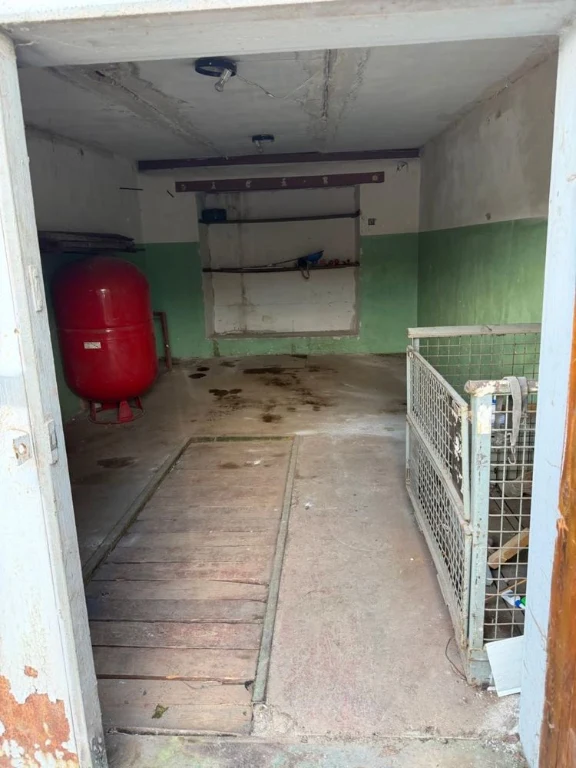 Detached garage in a garage cooperative