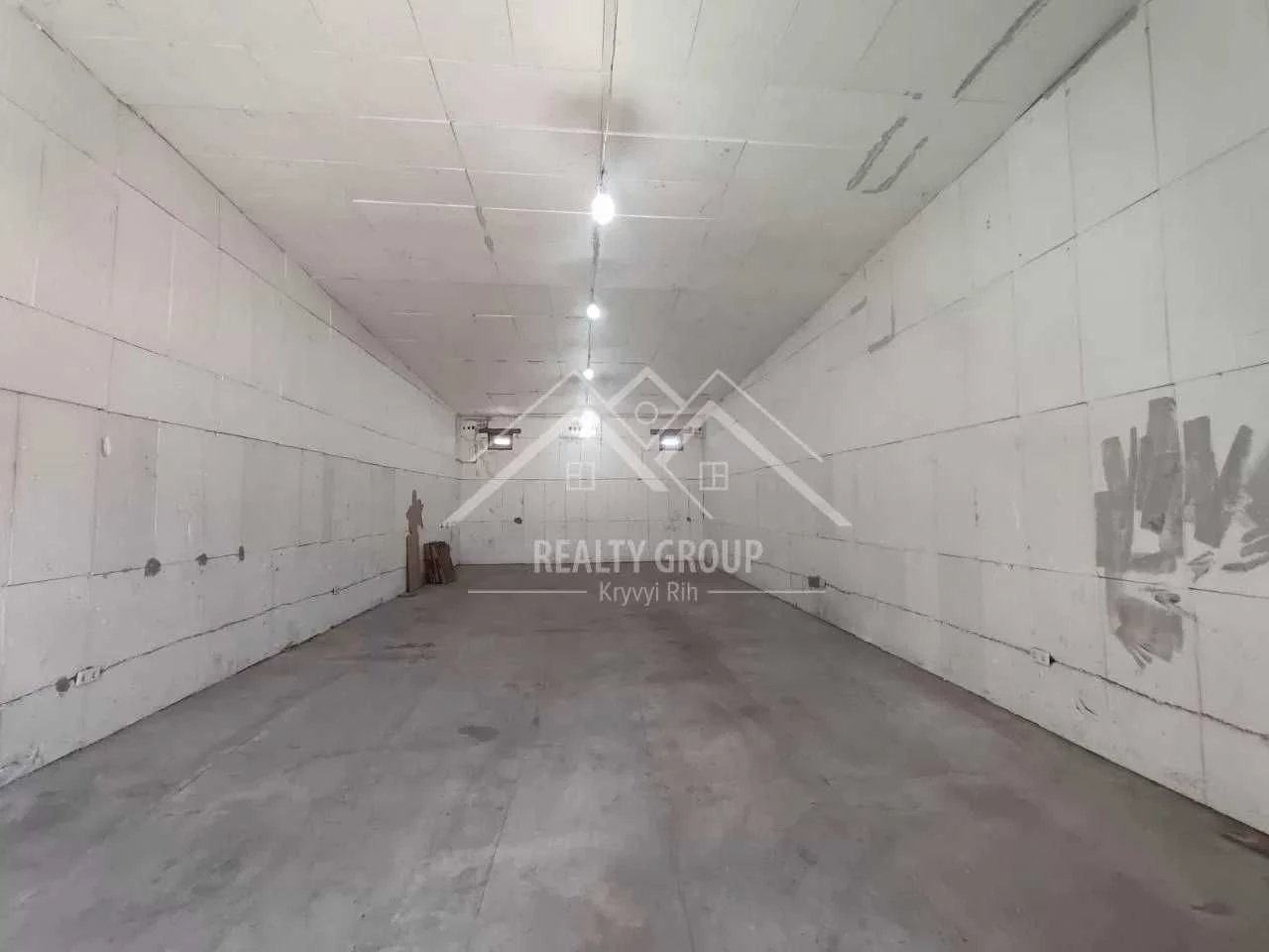 Sale of a large garage (box) in the Central District
