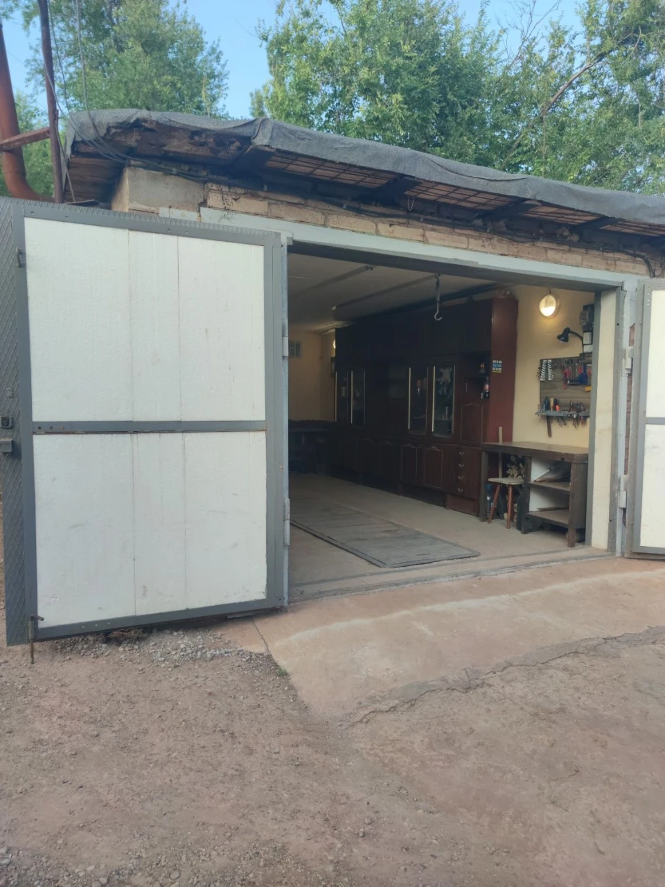 Garage with a pit. Garage cooperative Artemovets