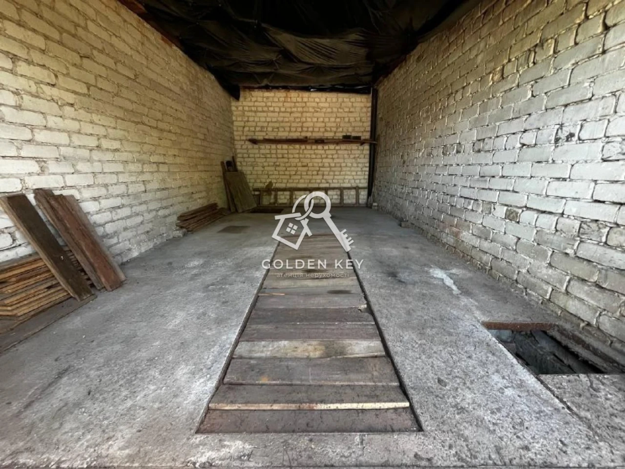 Sale of Garage, Central District