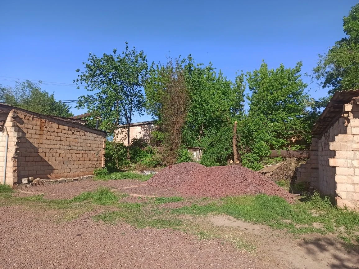 Land for building boxes in a cooperative