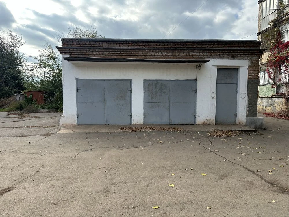 Garage, workshop, premises under car repair shop with territory, tire shop
