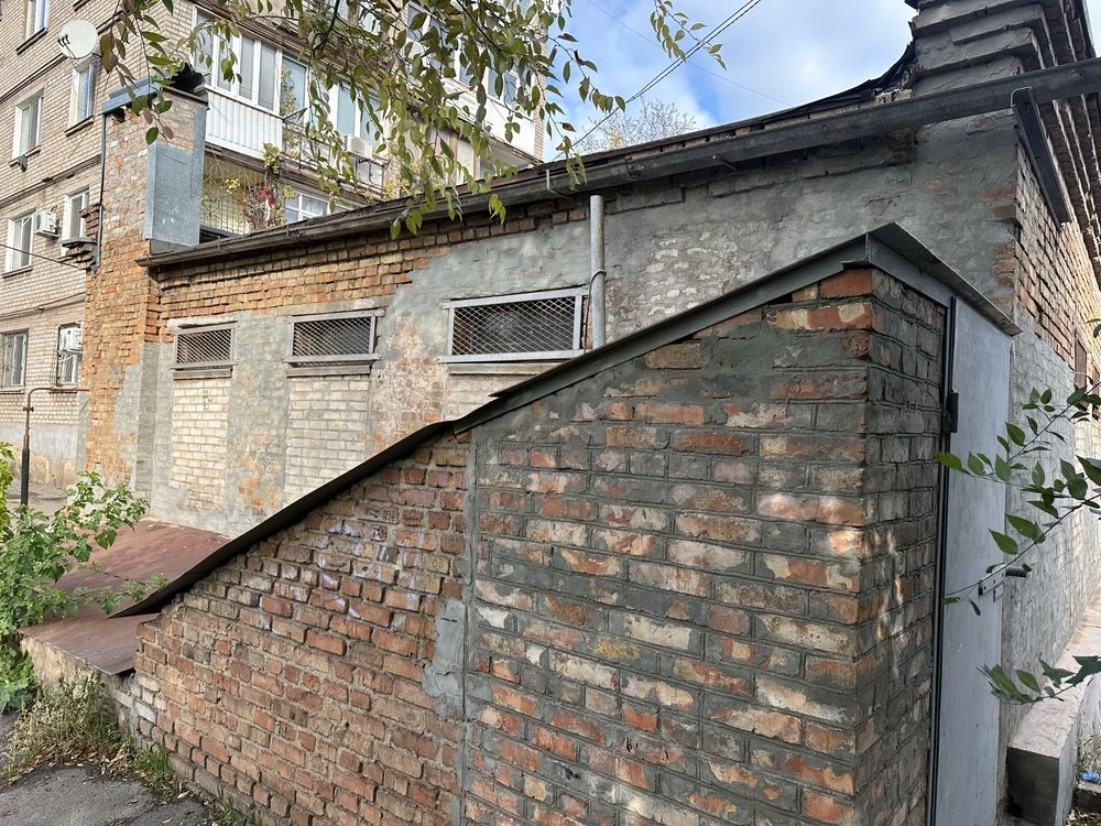 Garage, workshop, premises under car repair shop with territory, tire shop