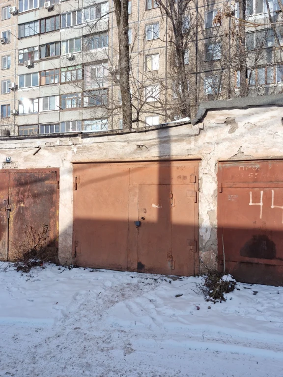 Garage for sale. Brick. Residential area.