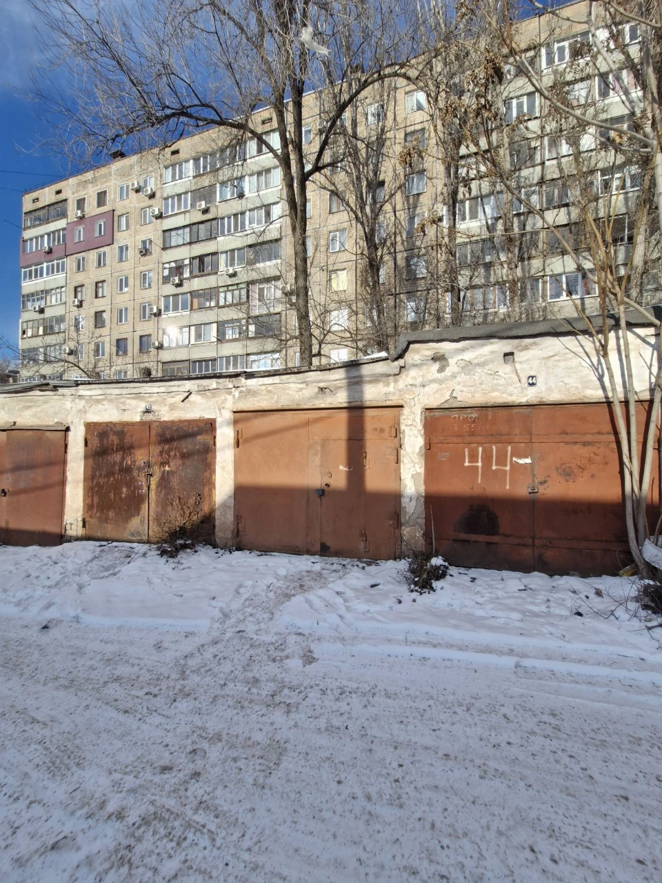 Garage for sale. Brick. Residential area.