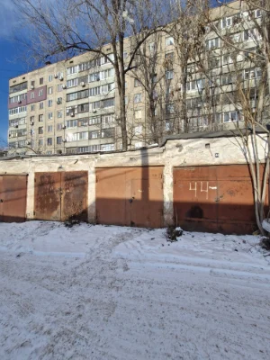 Garage for sale. Brick. Residential area.