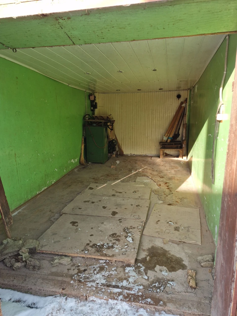 Garage for sale. Brick. Residential area.