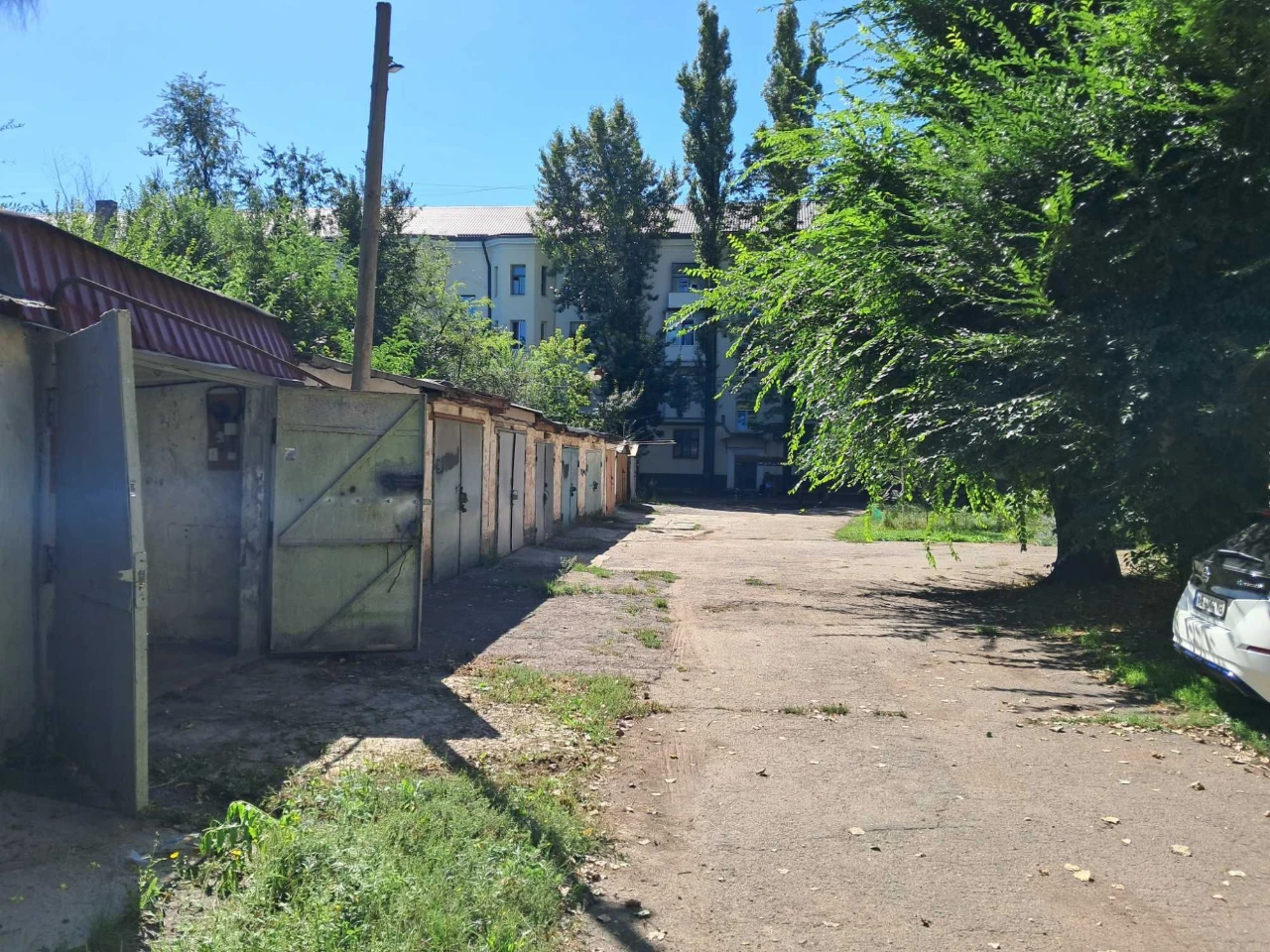 Капітальний гараж на 96 кварталі, у дворі будинку Гагаріна 21