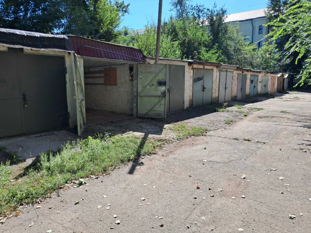 Капітальний гараж на 96 кварталі, у дворі будинку Гагаріна 21