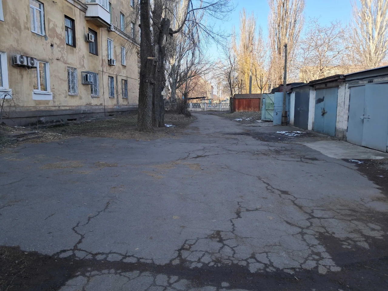 Капітальний гараж на 96 кварталі, у дворі будинку Гагаріна 21