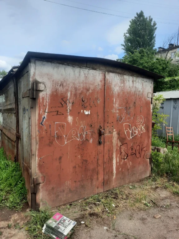 Garage in the area of the hotel Kiev