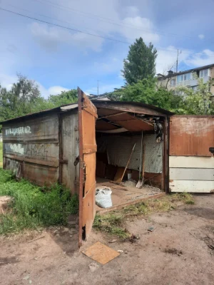 Garage in the area of the hotel Kiev