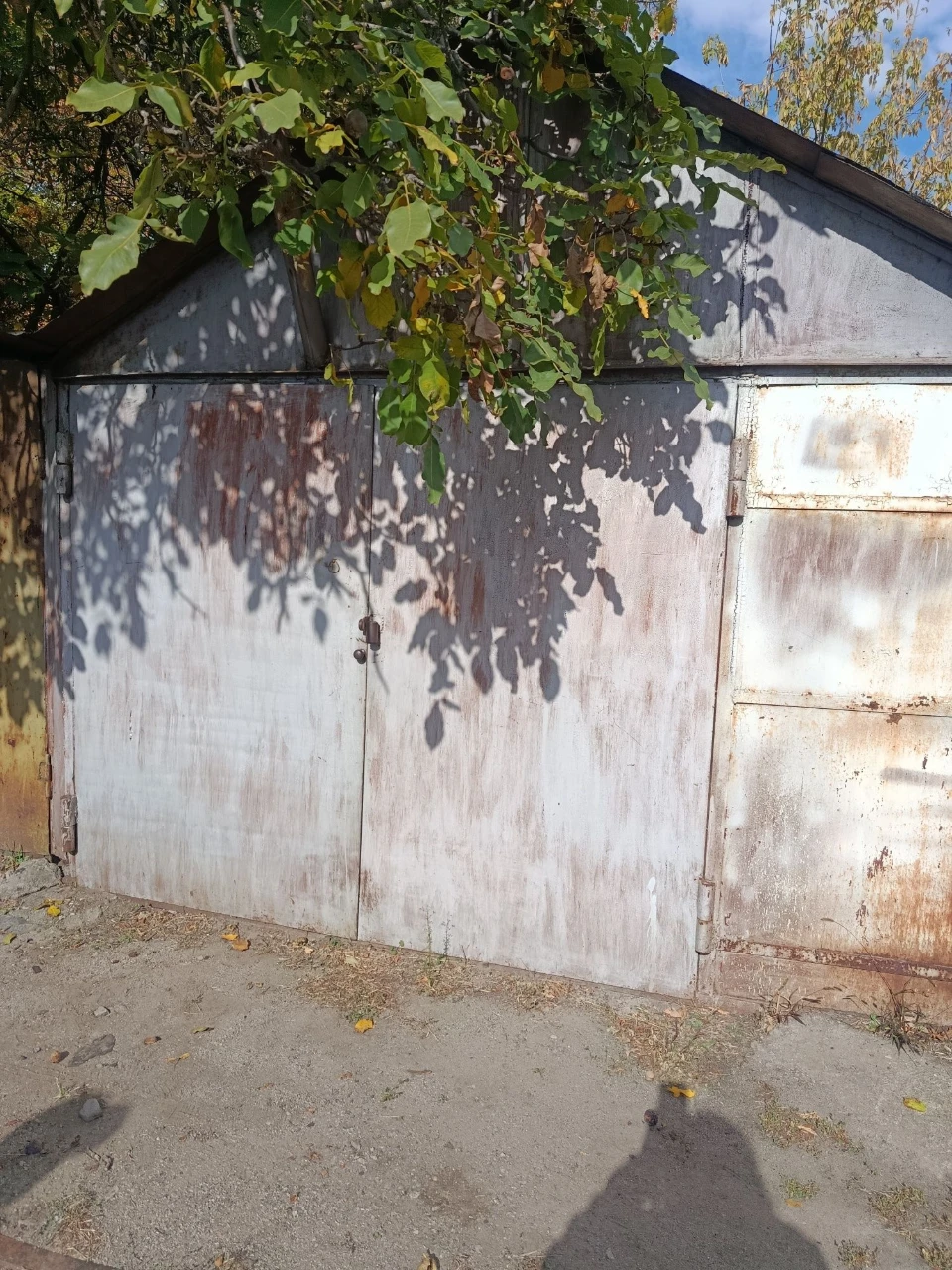 Garage in area 5, in a pit