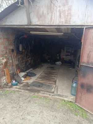 Garage in area 5, in a pit