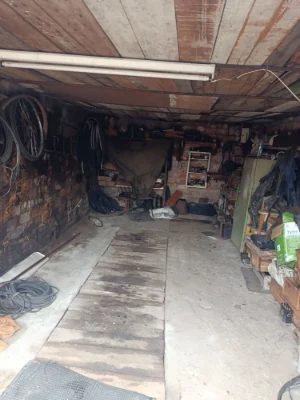 Garage in area 5, in a pit