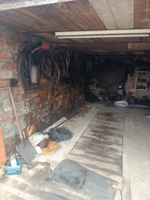 Garage in area 5, in a pit
