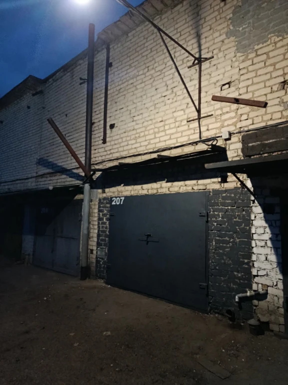 продам гараж за 7 школай сухой,теплый,ворота широкие, видеон