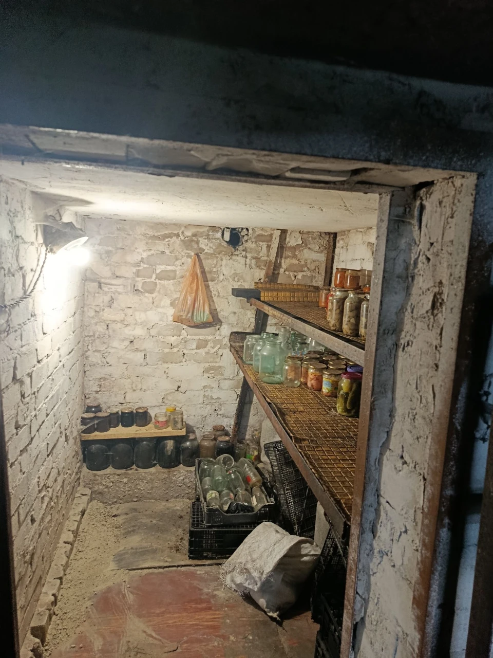 продам гараж за 7 школай сухой,теплый,ворота широкие, видеон