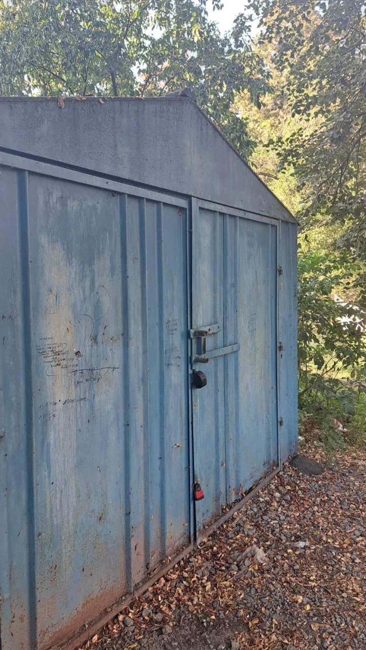 Garage for sale, Market