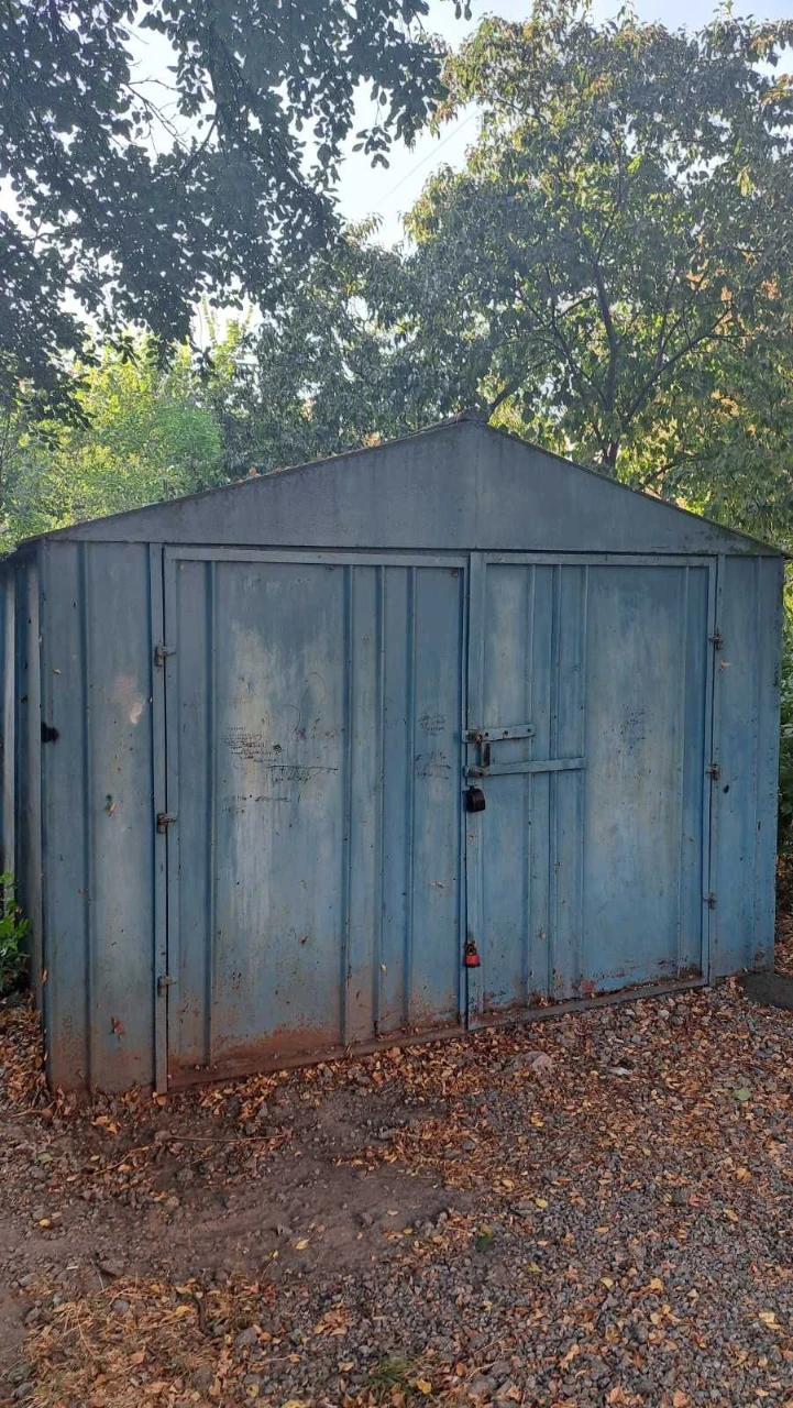 Garage for sale, Market