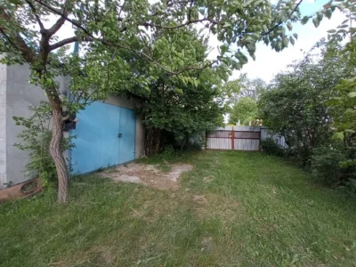 Капитальный гараж с землёй.