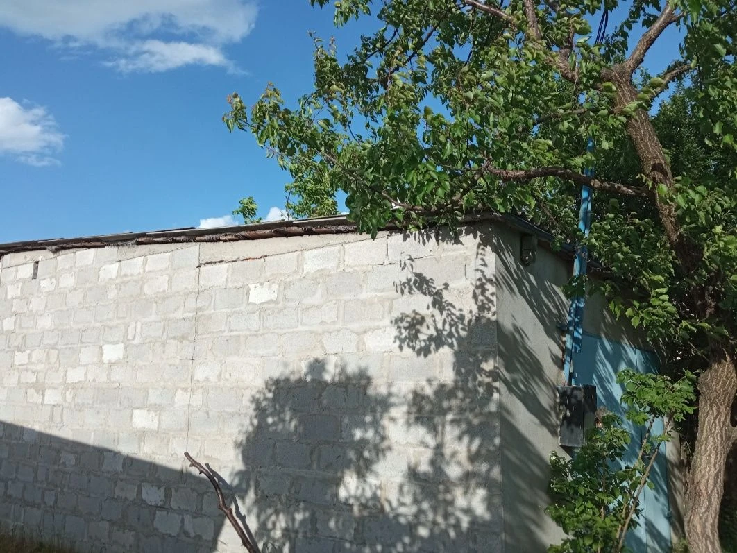 Капитальный гараж с землёй.