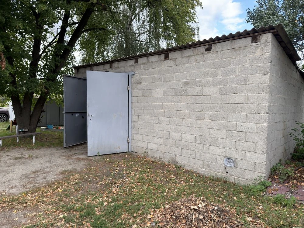 Продам просторий гараж 86 м у центрі міста