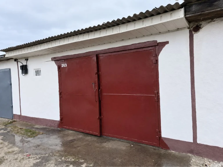 Wide Garage 6x6 at the corner of the house 31