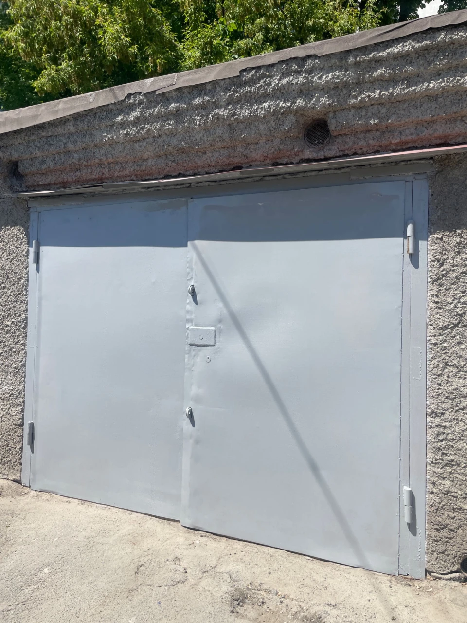 Garage in the city center with documents.