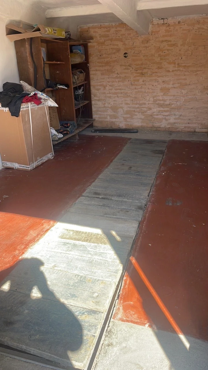 Garage in the city center with documents.