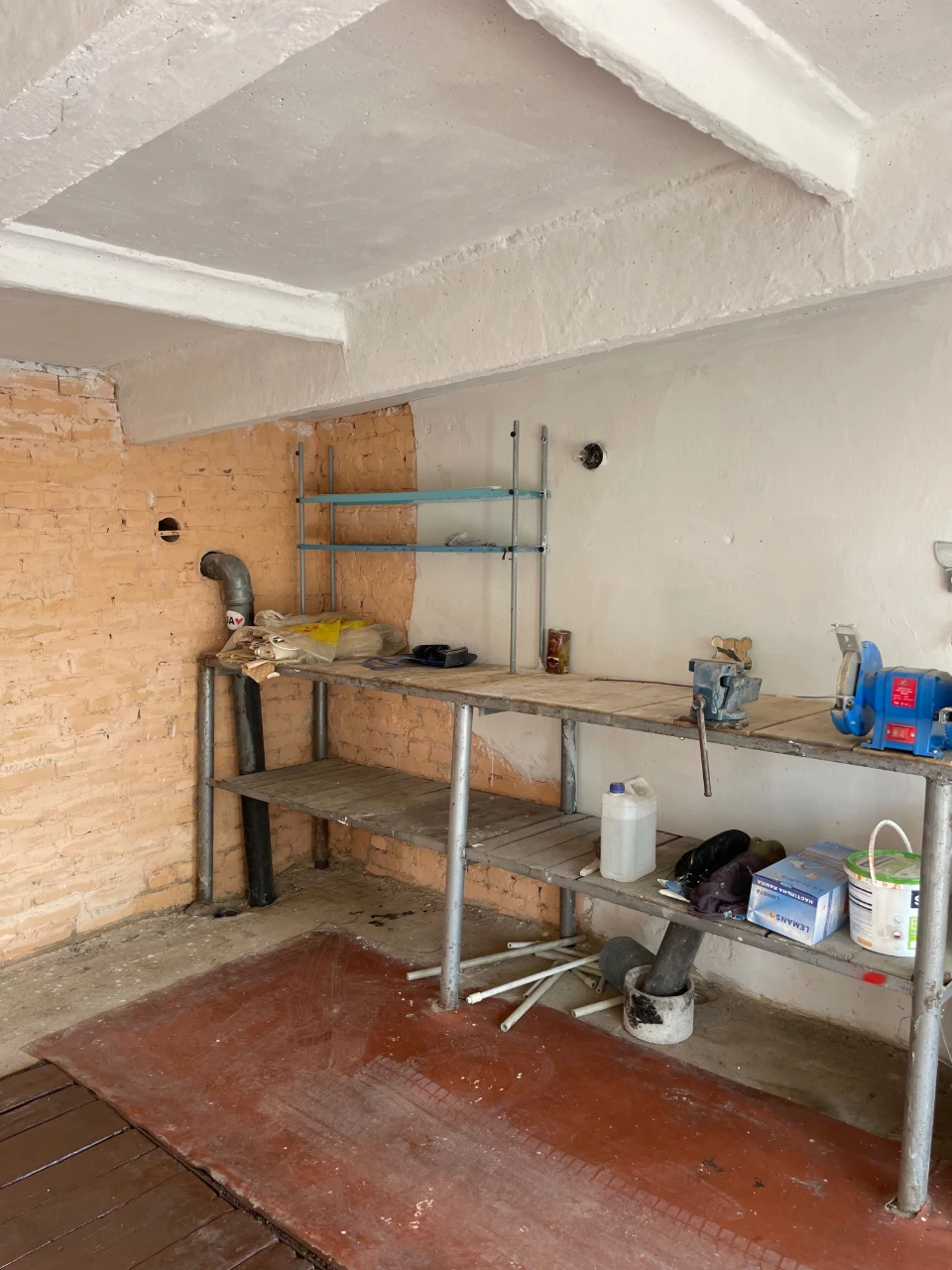Garage in the city center with documents.