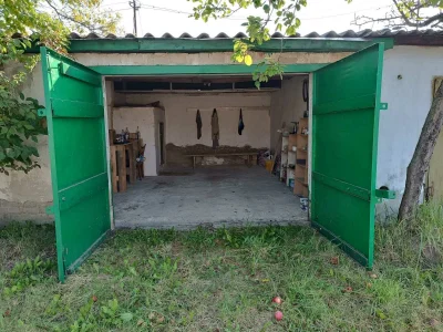 Цегляний гараж в кооперативі