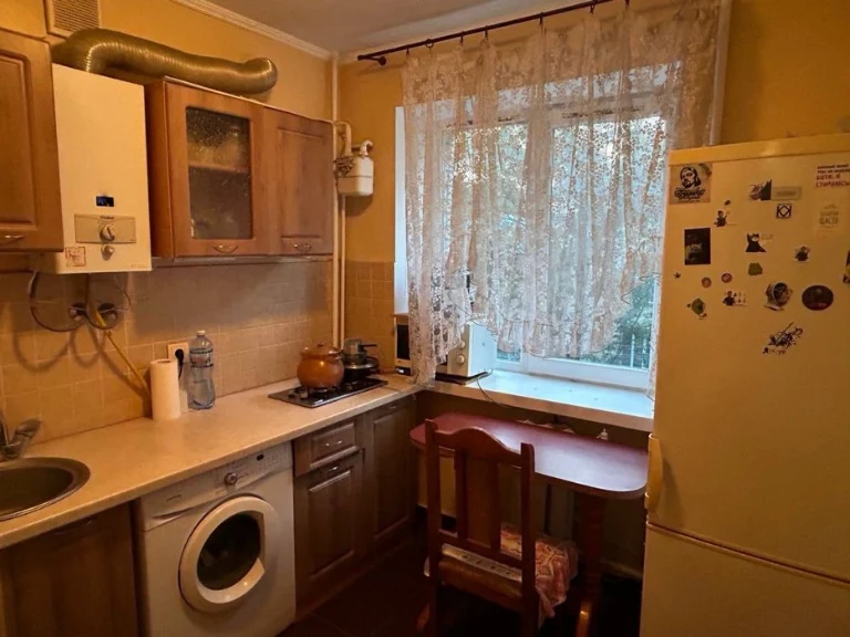 For sale 1-room apartment on Kvitky Osnovyanenka Street (next to Bo
