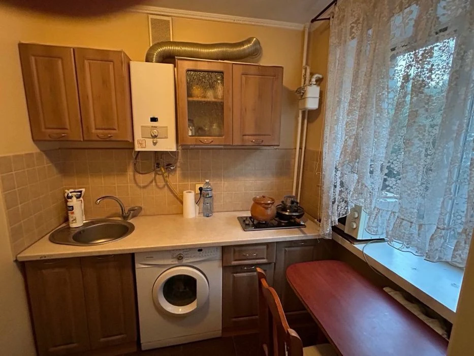 For sale 1-room apartment on Kvitky Osnovyanenka Street (next to Bo