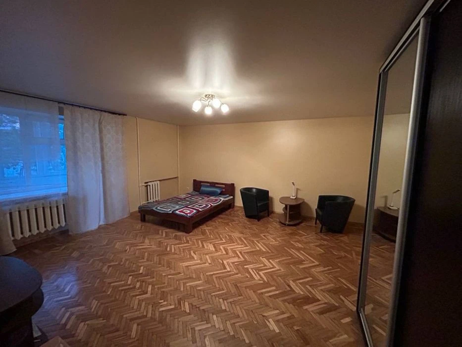 For sale 1-room apartment on Kvitky Osnovyanenka Street (next to Bo