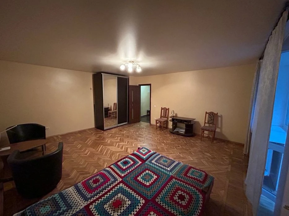 For sale 1-room apartment on Kvitky Osnovyanenka Street (next to Bo