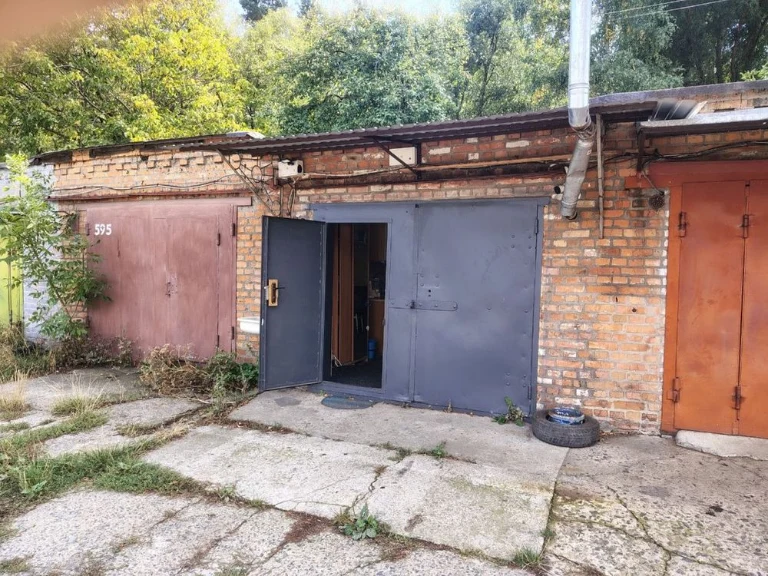Sale of garage with recreation area