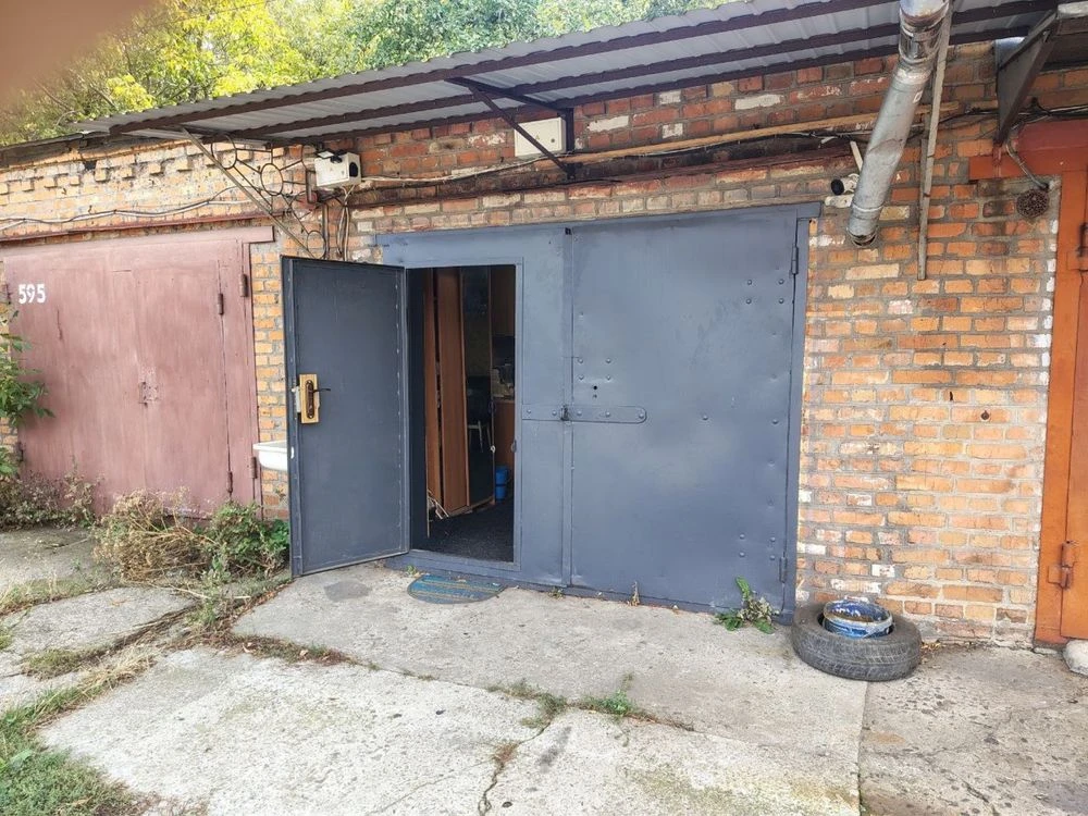 Sale of garage with recreation area