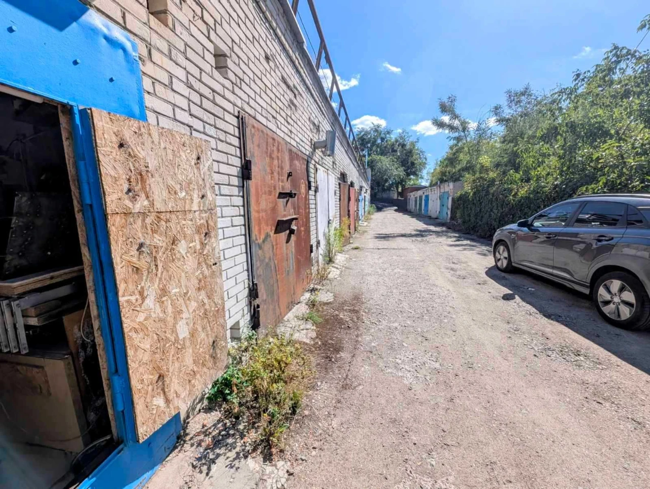 Brick Garage for Sale on Heroi Krut Street