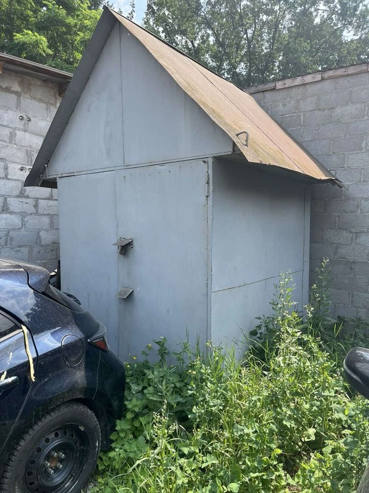 Гараж кладова господарська 2*2,40 ,висота від конька 3,40
