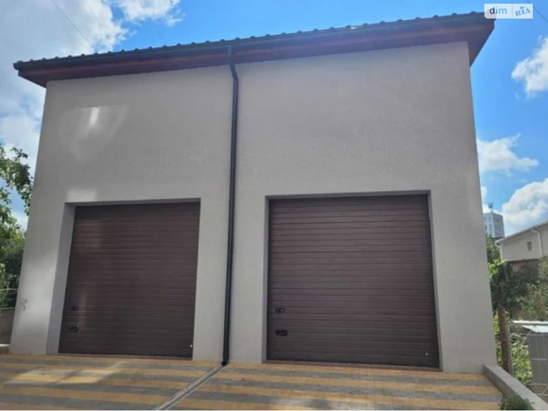 For Sale: Separate Garage in the Center
