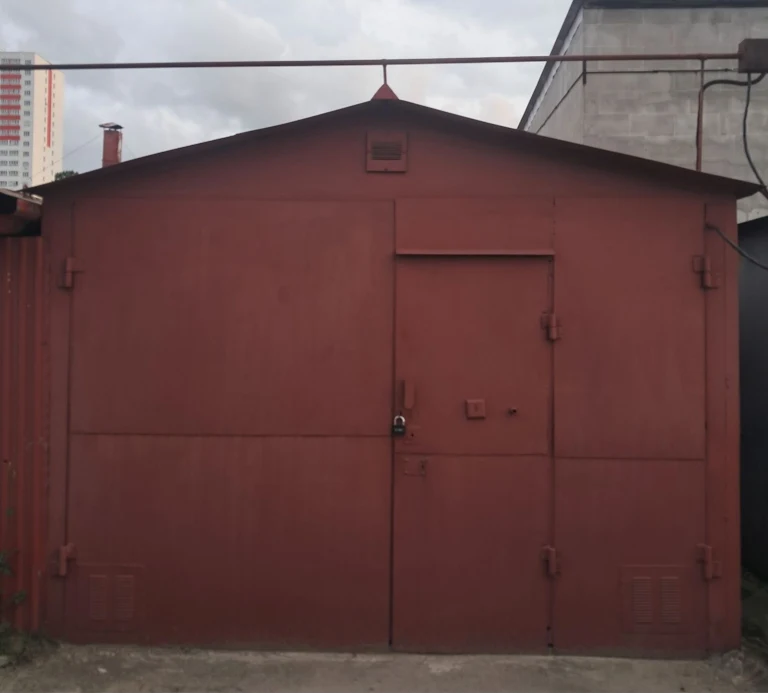 Garage for sale in a garage cooperative with cellar and observation area