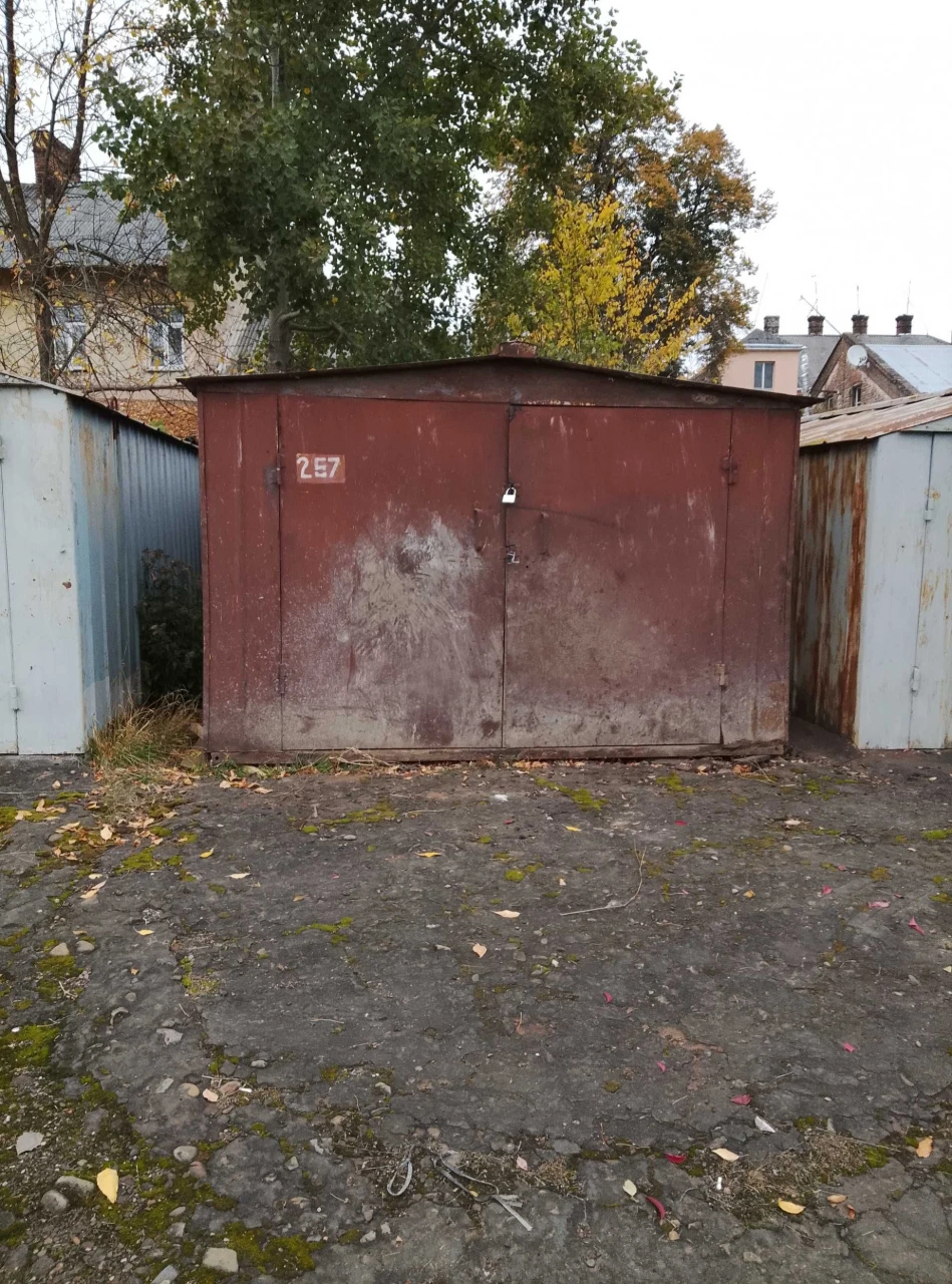 Продається гараж без під'єднання, самостійний вивіз.