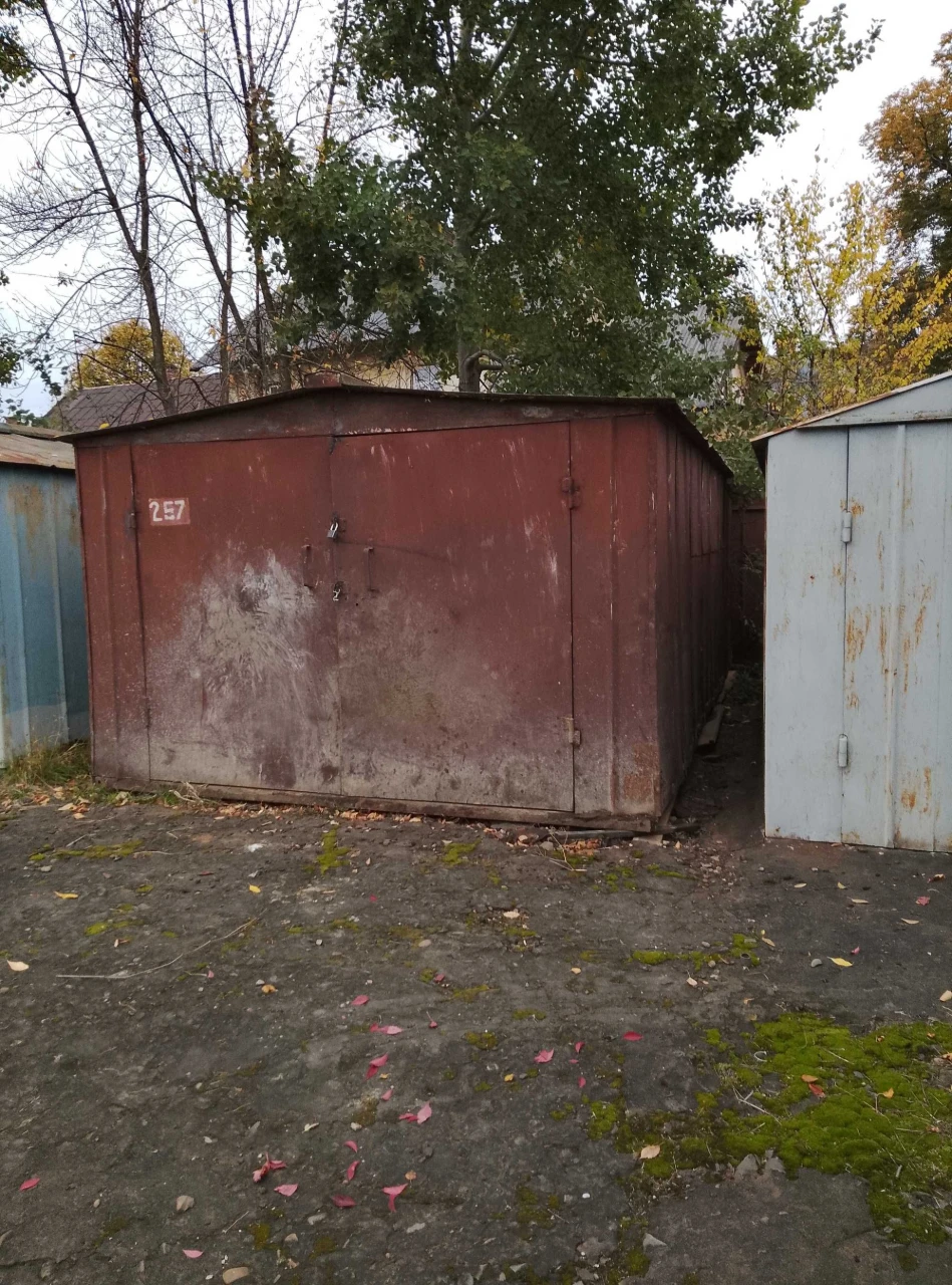 Продається гараж без під'єднання, самостійний вивіз.