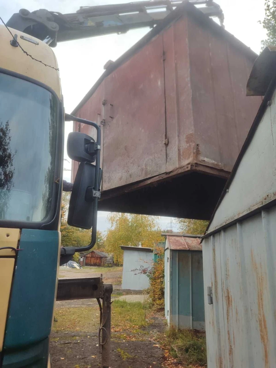 Продається гараж без під'єднання, самостійний вивіз.