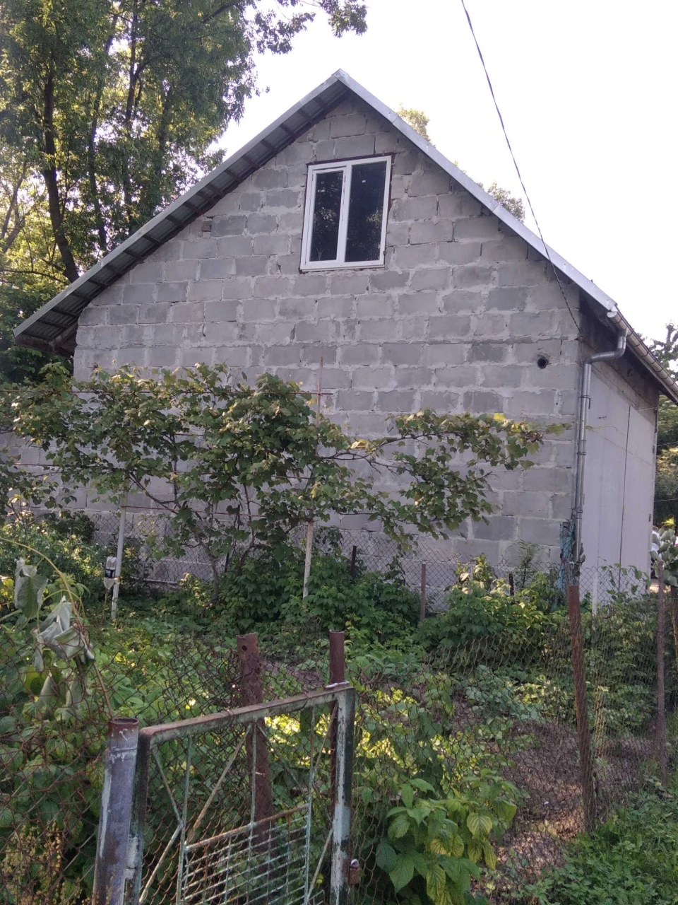 Продается большой двухэтажный гараж.