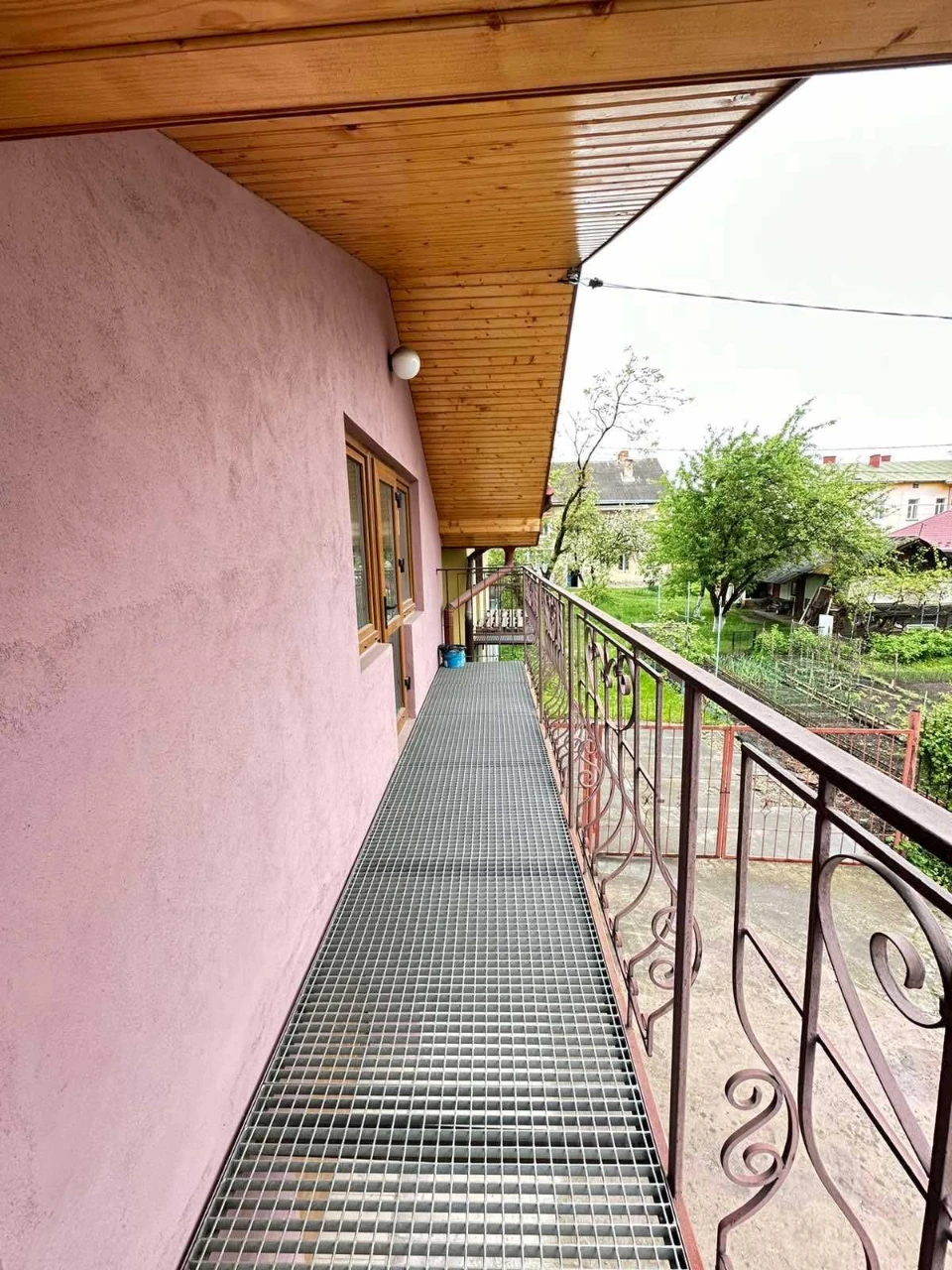 For sale: Exclusive two-story garage
