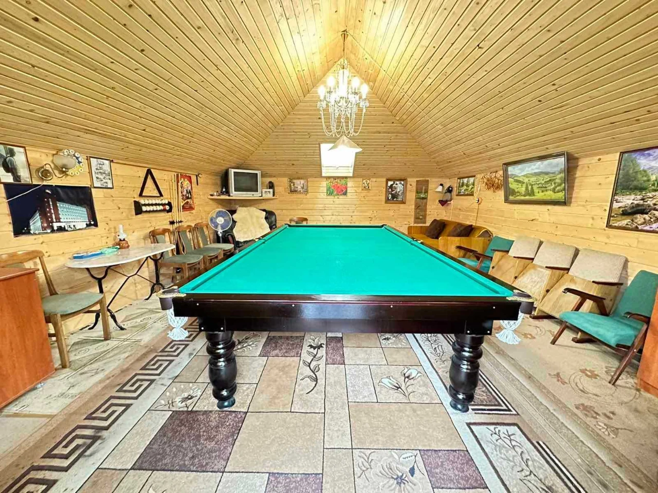For sale: Exclusive two-story garage