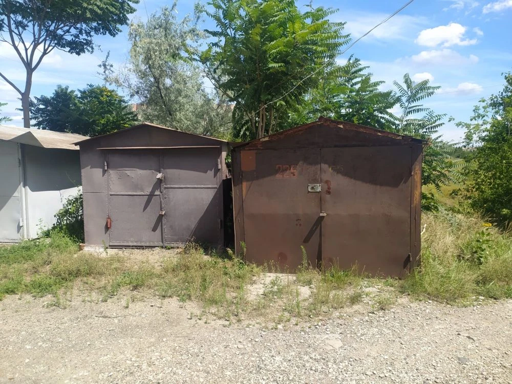 For sale: Metal garage