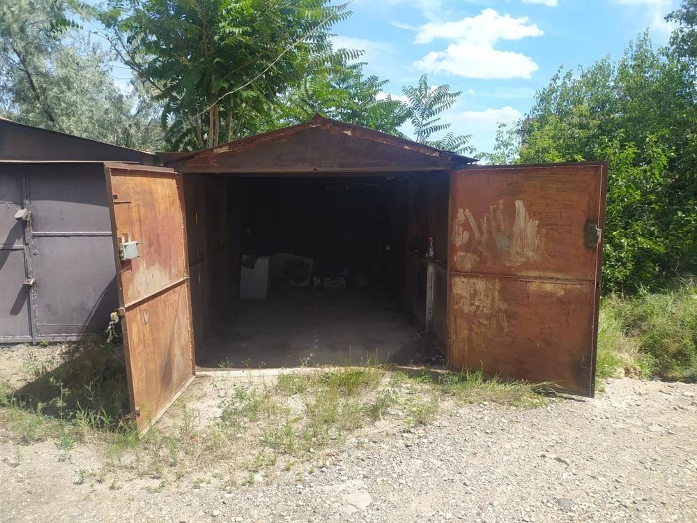 For sale: Metal garage